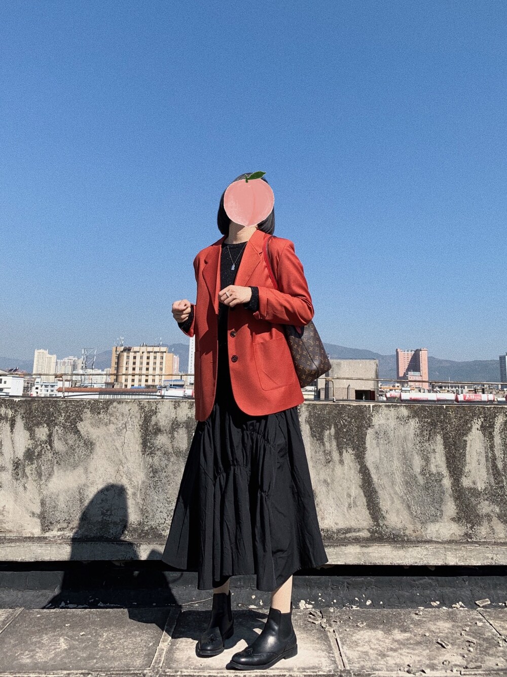 「LOUIS VUITTONのアイテム（ドラムバッグ、ブラウン系）」を使った、YUKIさん（レディース・166cm）の冬コーディネートの1枚目の写真