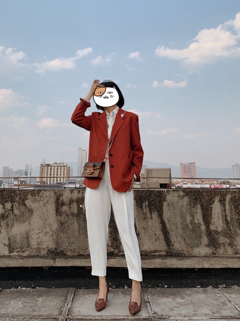 「LOUIS VUITTONのアイテム（バッグ、ブラウン系）」を使った、YUKIさん（レディース・166cm）の春コーディネートの1枚目の写真