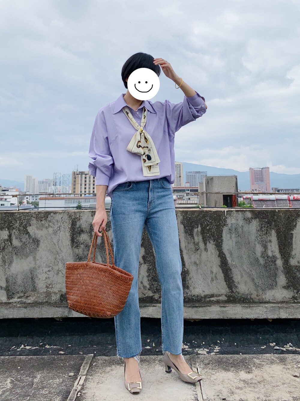 「ootd、休闲、复古、国潮、日系极简、牛仔裤」｜「DRAGONのレザーウーヴンバッグTRIPLE（トートバッグ、ブラック系）」を使った、YUKIさん（レディース・166cm）の秋コーディネートの1枚目の写真