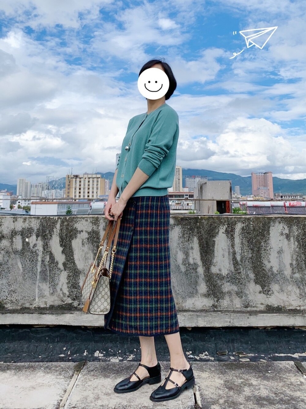 「ootd、街头搭配、休闲、复古、女人味、基础款、通勤穿搭」｜「GUCCIのGucci Padlock Small GG Supreme Canvas Shoulder Bag（ショルダーバッグ、ブラウン系）」を使った、YUKIさん（レディース・166cm）の秋コーディネートの1枚目の写真