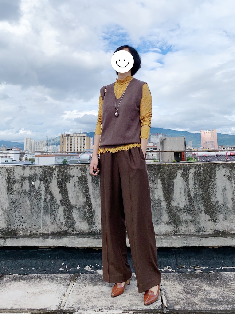 「theoryのアイテム（チノパンツ、ブラウン系）」を使った、YUKIさん（レディース・166cm）の秋コーディネートの1枚目の写真