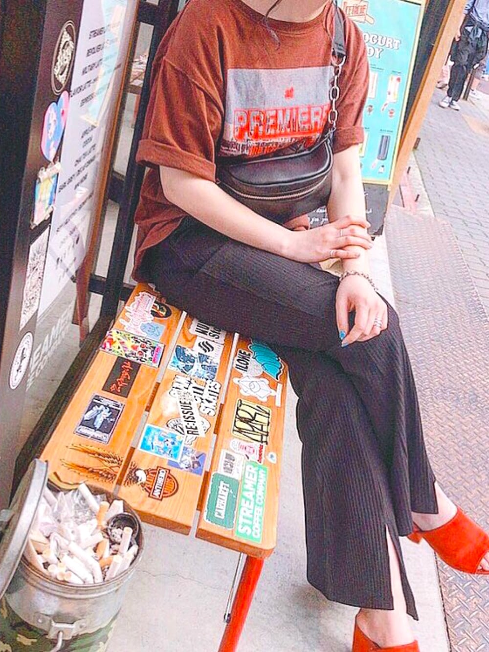 ブラック系のその他パンツ、オレンジ系のサンダル、ブラウン系のTシャツ/カットソーを着用したレディースの夏コーディネートの1枚目の写真