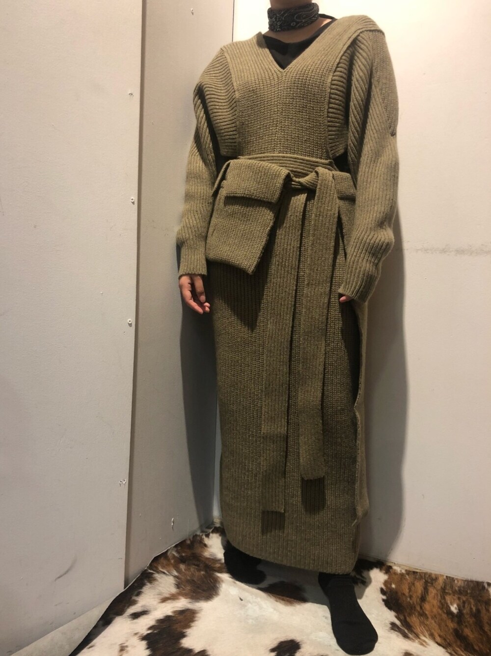 「秋のコーデ、ニットワンピース、カーキ、ワントーンコーデ、ロングスカート、大人カジュアル、バンダナ、Vネック、レイヤードスタイル、2018マイベストコーデ」｜「TANの【TAN】ブイネックラムワンピース 18AW-1（ワンピース、グリーン系）」を使った、KIYOKAさん（レディース・151cm）の秋コーディネートの1枚目の写真