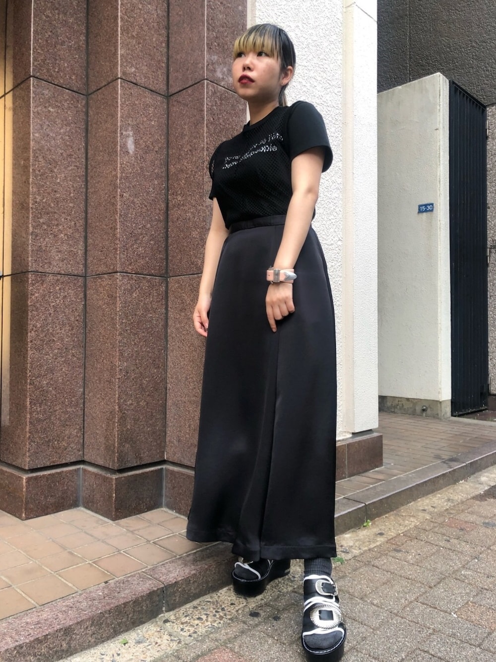 ブラック系のTシャツ/カットソー、ブラック系のワンピース/ドレス、ブラック系のサンダルを着用したレディースの春コーディネートの1枚目の写真