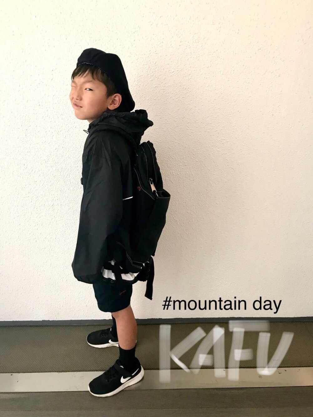ブラック系のナイロンジャケット、ブラック系のTシャツ/カットソー、ブラック系のその他パンツを着用したキッズの夏コーディネートの1枚目の写真
