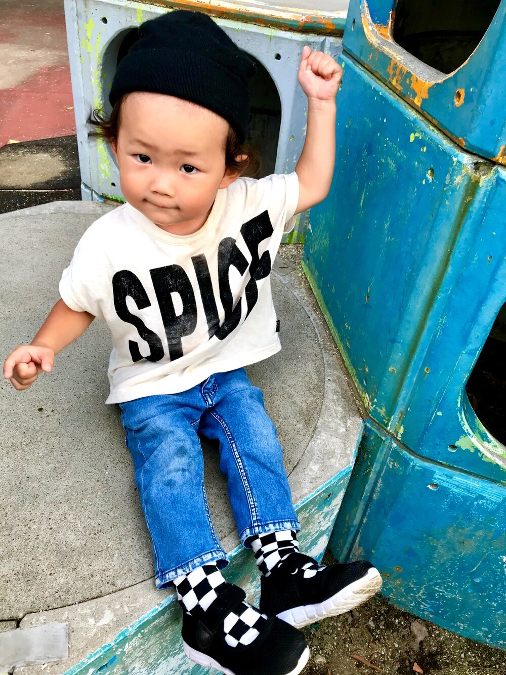 ブルー系のデニムパンツ、ベージュ系のTシャツ/カットソー、ブラック系のスニーカーを着用したキッズの秋コーディネートの1枚目の写真