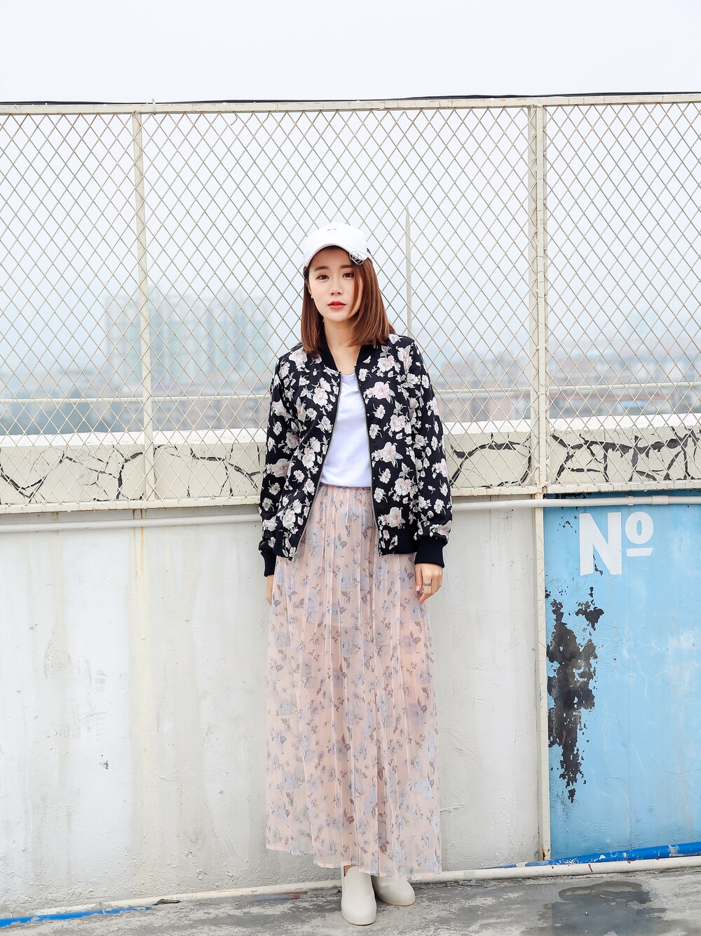 ブラック系のブルゾンを着用したレディースの春コーディネートの1枚目の写真