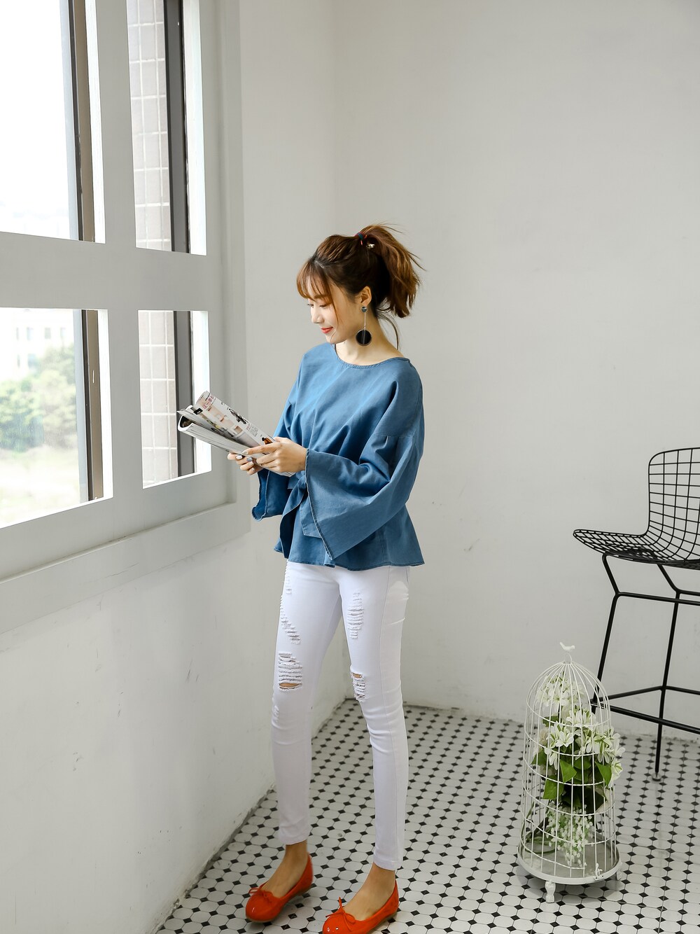 ブルー系のシャツ/ブラウスを着用したレディースの春コーディネートの1枚目の写真