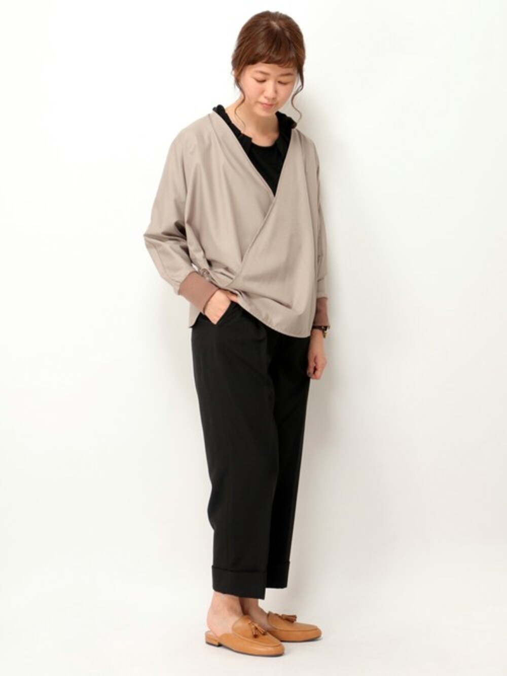 ベージュ系のシャツ/ブラウス、ブラック系のTシャツ/カットソー、ブラック系のその他パンツを着用したレディースの冬コーディネートの1枚目の写真