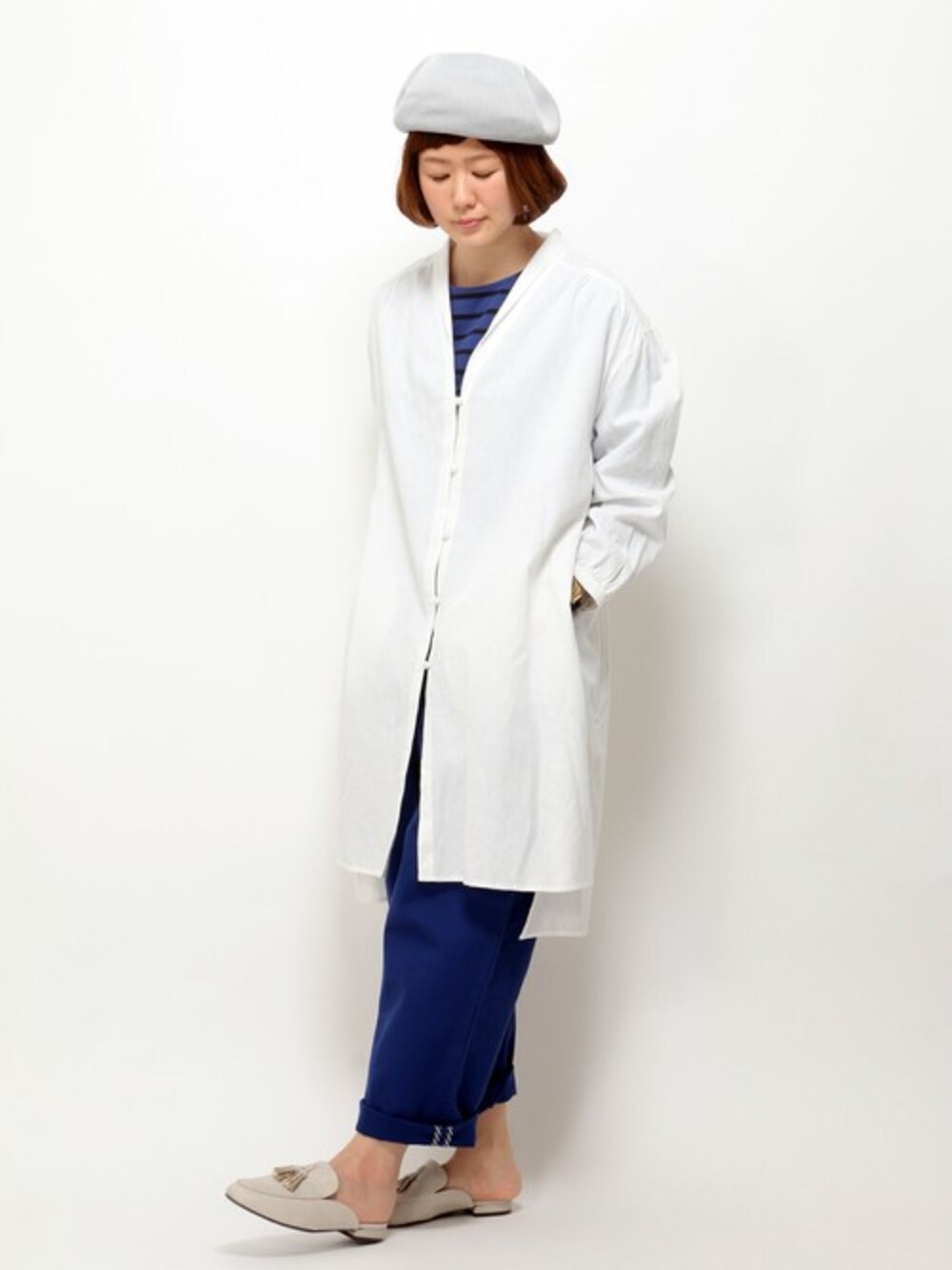 「テーパードパンツ、ベレー帽、ショップコート、ボーダートップス、タッセルローファー、ゆるパンツ、春コーデ、ブルーコーデ、リネンワンピース、ローファースリッパ」｜「LBCのリネンコットンショップコートワンピース（ワンピース、ホワイト系）」を使った、sakuさん（レディース・164cm）の春コーディネートの1枚目の写真