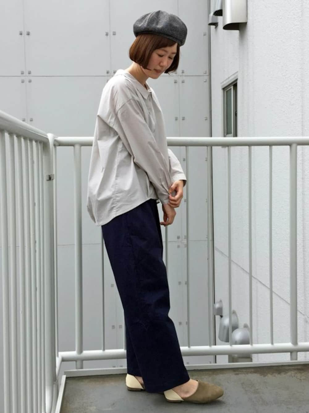 「チェック、ブラウス、パンツ、ベレー帽、チノパン、秋のコーデ、フラットシューズ、パンツスタイル、羽織り、バブーシュ」｜「LBCの裾タックブラウス（シャツ/ブラウス、グレー系）」を使った、sakuさん（レディース・164cm）の夏コーディネートの1枚目の写真