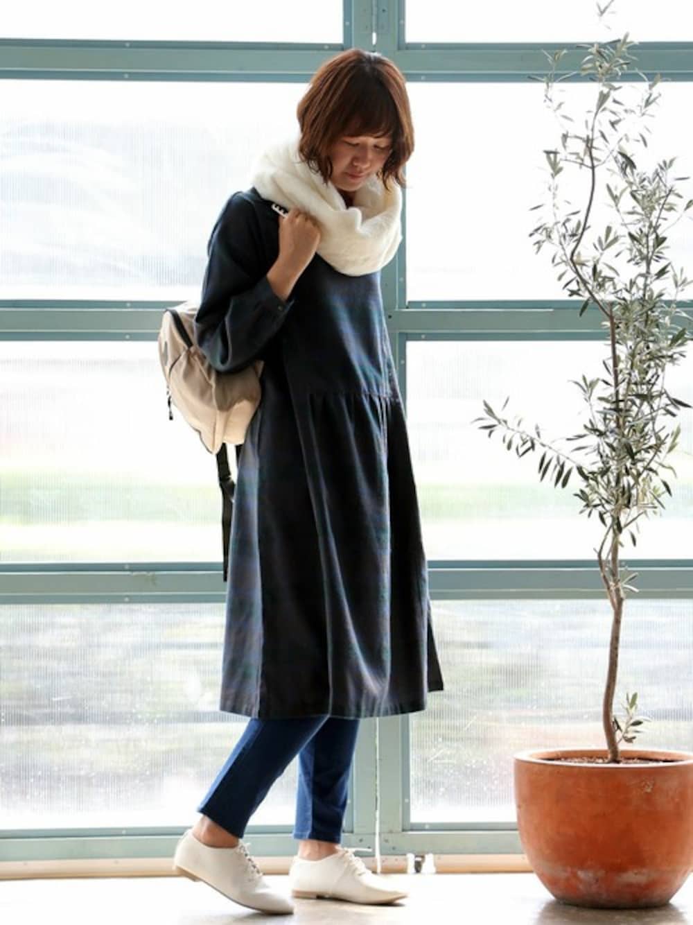「チェック、デニム、ワンピース、スヌード、リュック、レースアップシューズ、デニムパンツ、小物、フェイクファー、ミニリュック」｜「LBCのｺｯﾄﾝERﾜﾝﾋﾟｰｽ                    （ワンピース、グリーン系）」を使った、sakuさん（レディース・164cm）の秋コーディネートの1枚目の写真