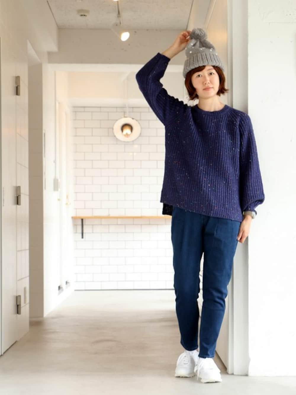 ブルー系のニット/セーター、ブルー系のその他パンツ、ホワイト系のスニーカーを着用したレディースの秋コーディネートの1枚目の写真