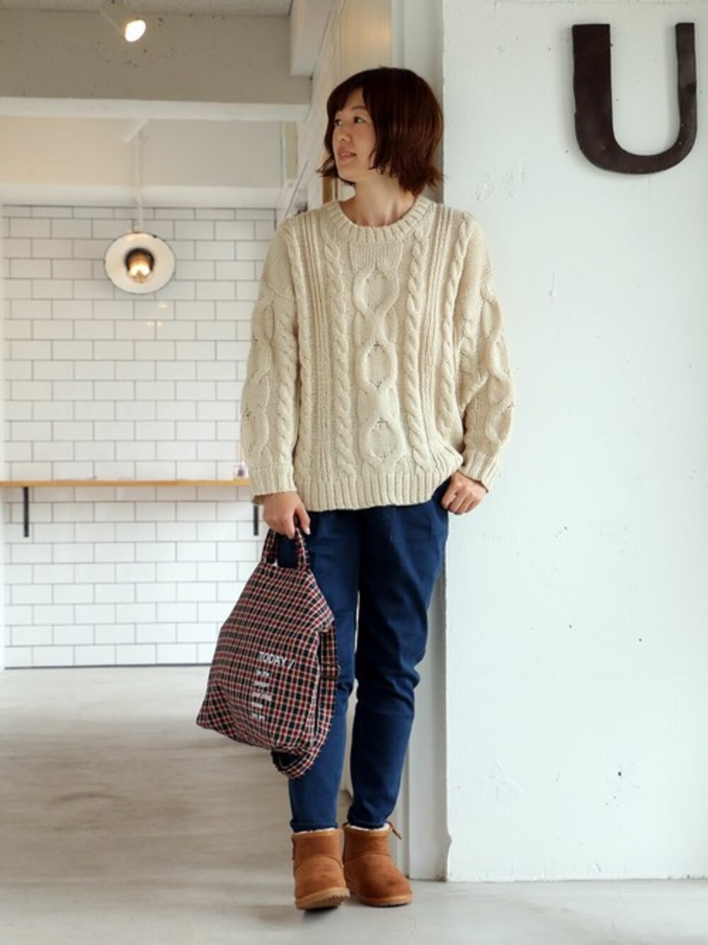 ホワイト系のニット/セーター、ブルー系のその他パンツ、レッド系のトートバッグを着用したレディースの秋コーディネートの1枚目の写真