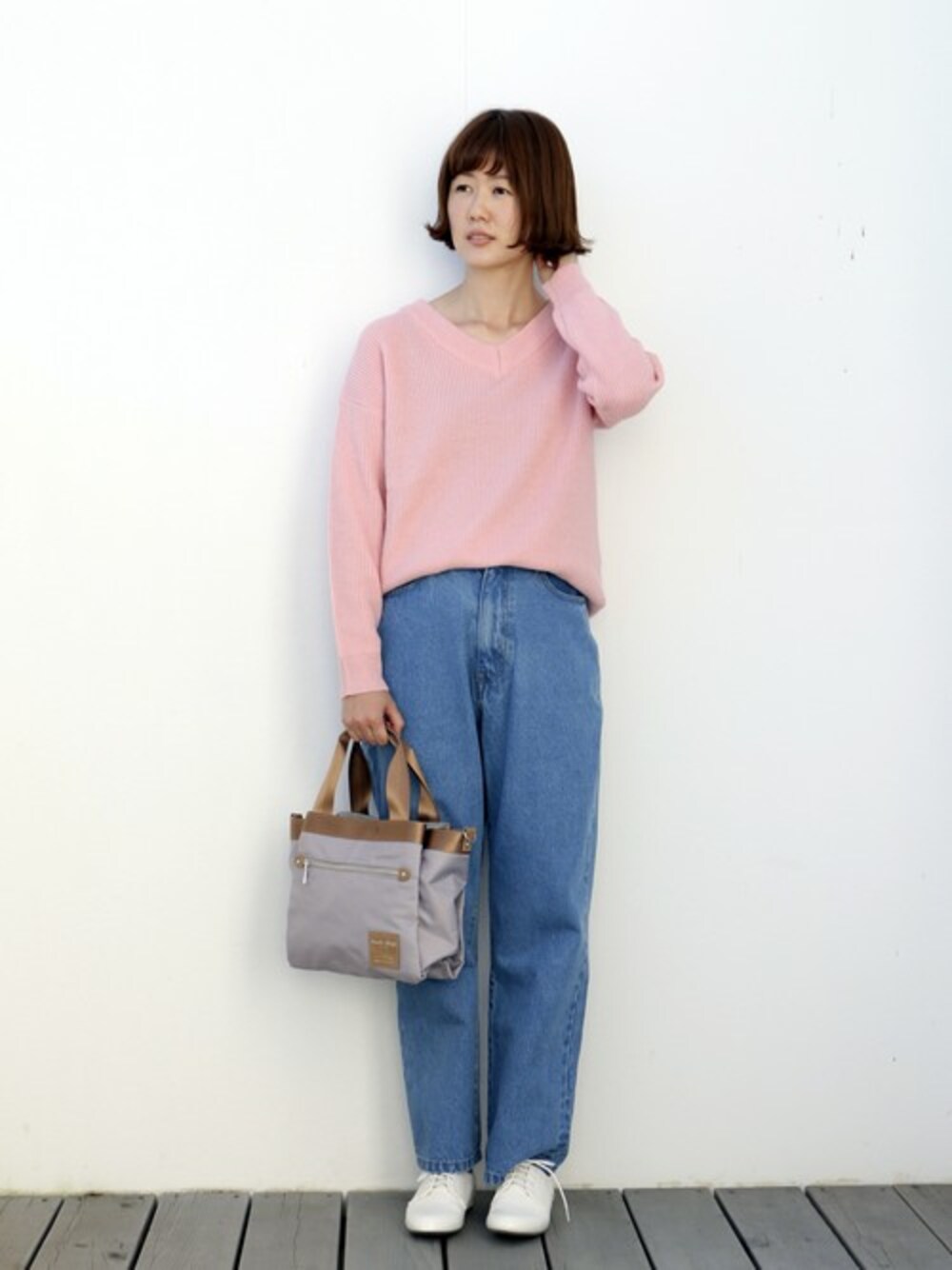 「ニット、トートバッグ、レースアップシューズ、大人カジュアル、レインシューズ、春色ニット、ゆるパンツ、春コーデ、前後2way、レガートラルゴ」｜「LBCの7G畦Vネックプルオーバー（ニット/セーター、ピンク系）」を使った、sakuさん（レディース・164cm）の冬コーディネートの1枚目の写真