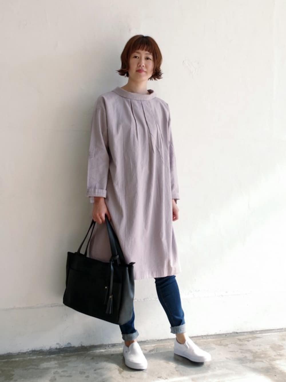 その他のワンピース、ブラック系のトートバッグを着用したレディースの冬コーディネートの1枚目の写真