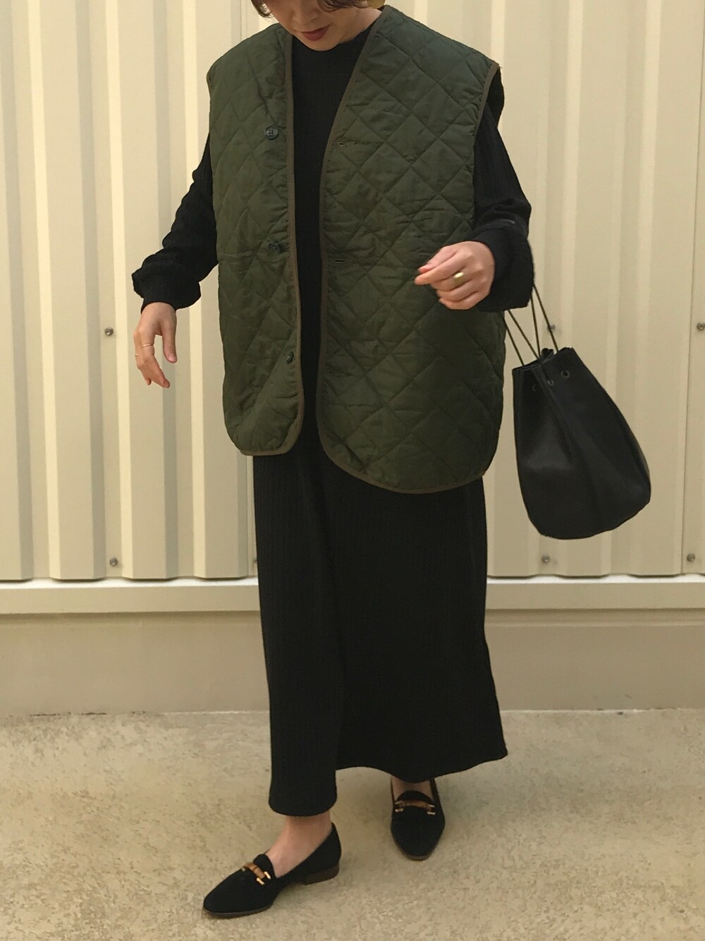 「おしゃれさんと繋がりたい、大人カジュアル、ビッグシルエット、ootd、カーキ、ミリタリー、キルティング、レザーLOVEスナップ、低身長、ワンピース」｜「古着のアイテム（ベスト、グリーン系）」を使った、sakiさん（レディース・153cm）の秋コーディネートの1枚目の写真