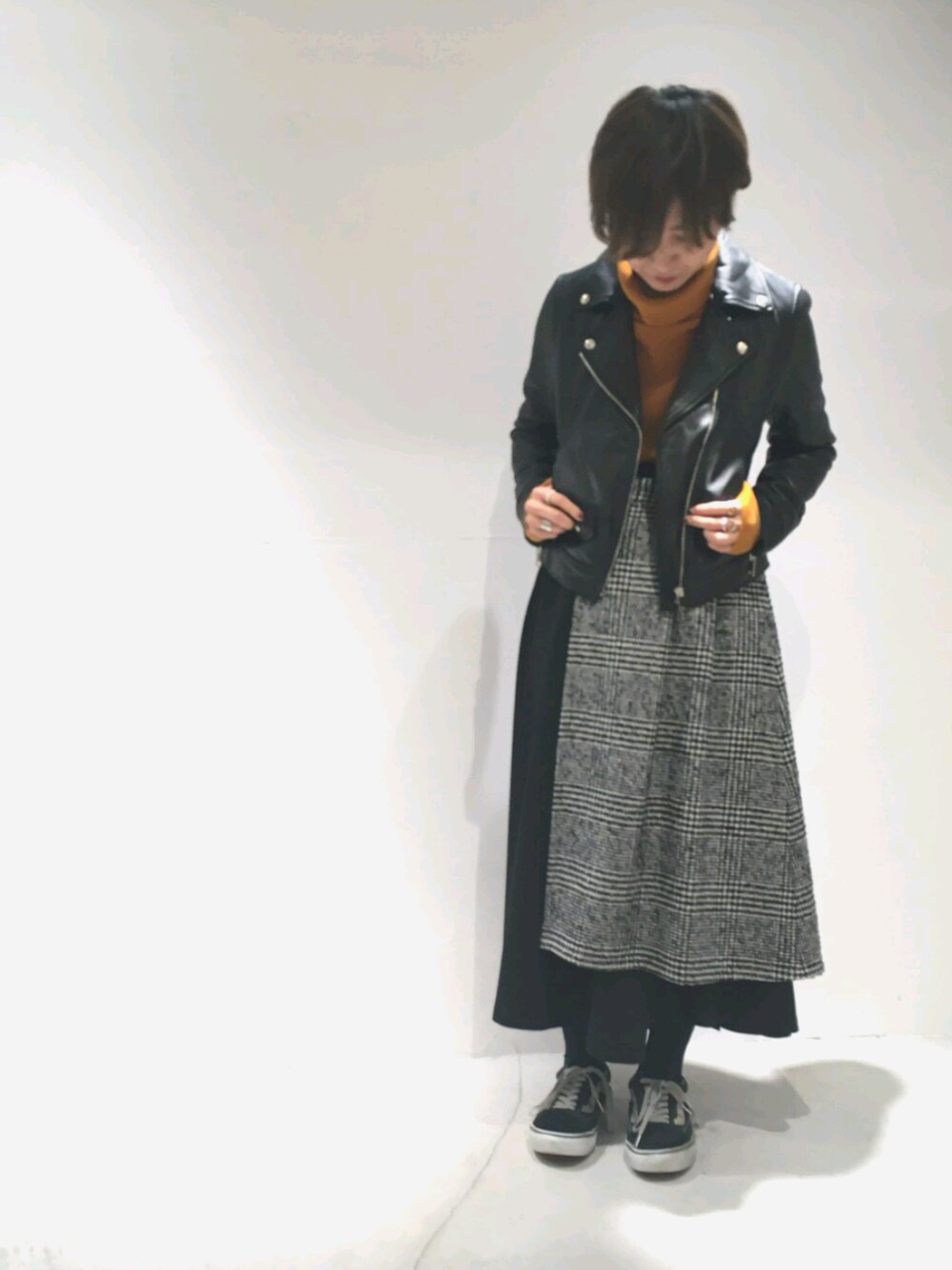 「秋、シンプル、ニット、冬、フレアスカート、ハイネック、ライダースジャケット、VANS、マスタード、UNITED TOKYO」｜「UNITED TOKYOのリリータートルニット（ニット/セーター、イエロー系）」を使った、MATSUDAさん（レディース・156cm）の秋コーディネートの1枚目の写真
