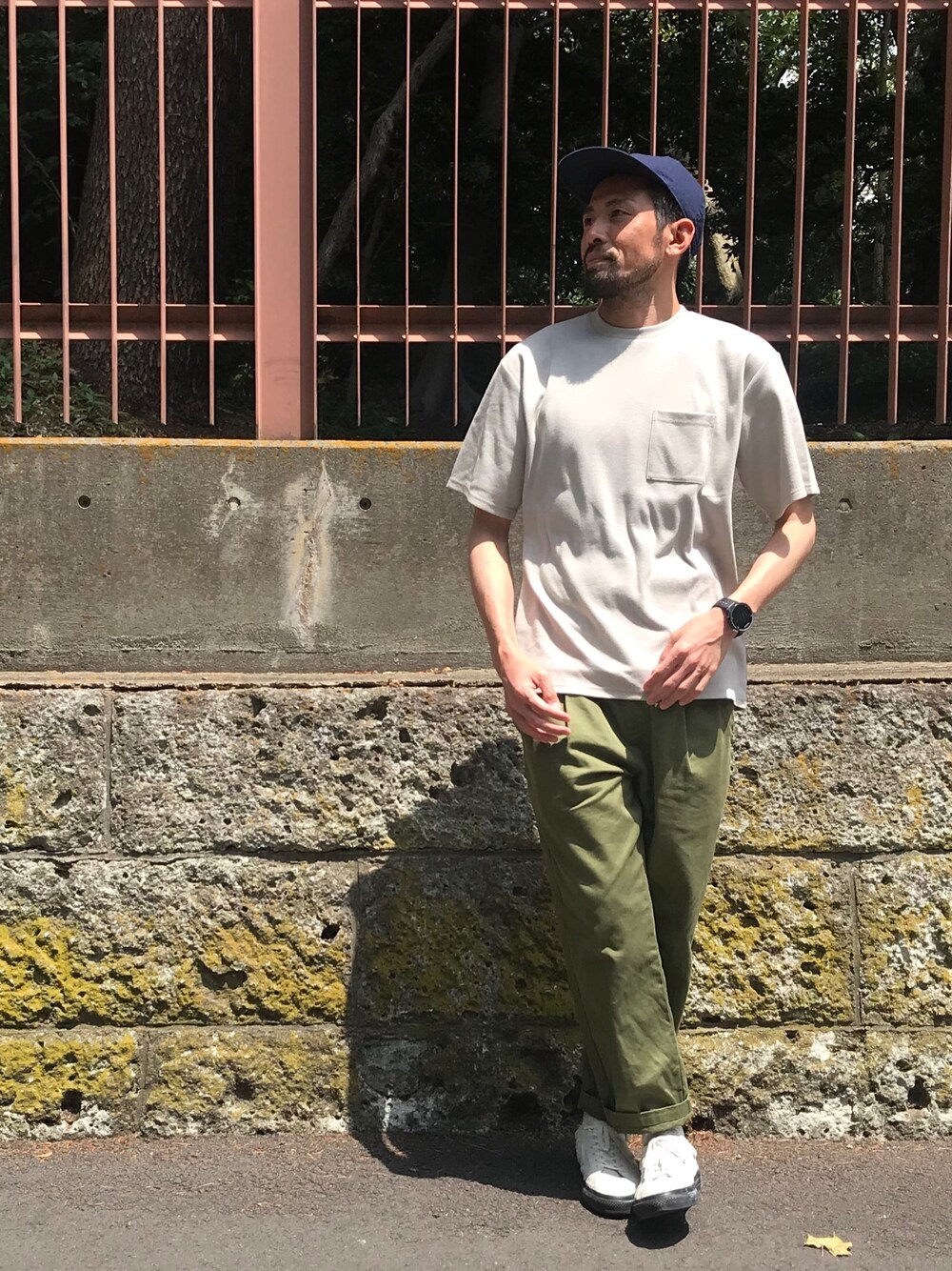 「ゆるコーデ、ootd、おうちファッション、Tシャツ、アースカラー、ベージュ、コンバース、スニーカーコーデ、MelanCleuge、メランクルージュ」｜「TESTIFYのアイテム（キャップ、ブルー系）」を使った、shuhei nakamuraさん（メンズ・171cm）の春コーディネートの1枚目の写真