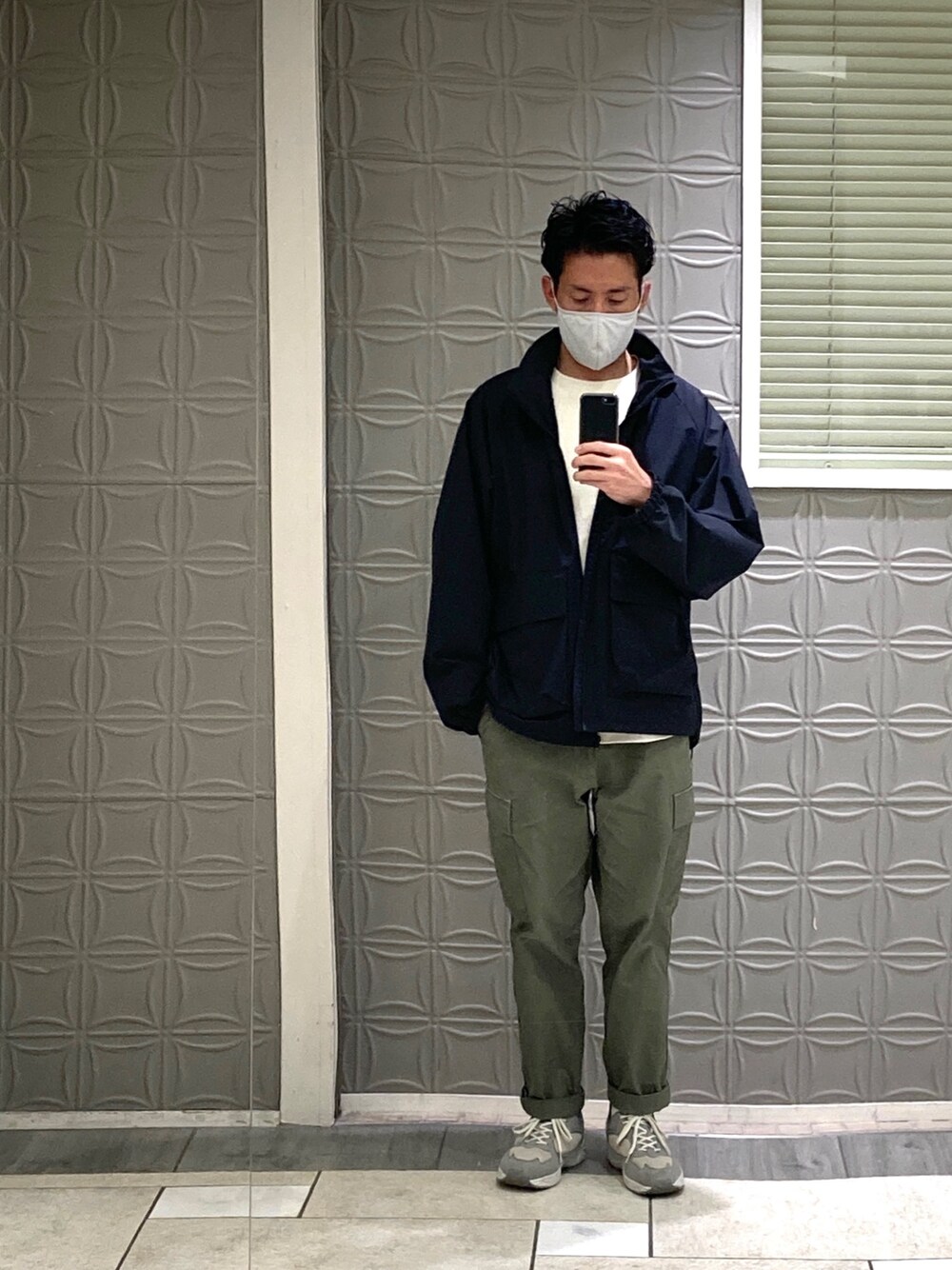「大人カジュアル、春アウター、休日スタイル、シンプルコーデ、カーゴパンツ、スニーカー、MelanCleuge、ちょうどいい大人服、GU、UNIQLO」｜「GUのアイテム（ナイロンジャケット、ブラック系）」を使った、shuhei nakamuraさん（メンズ・171cm）の春コーディネートの1枚目の写真