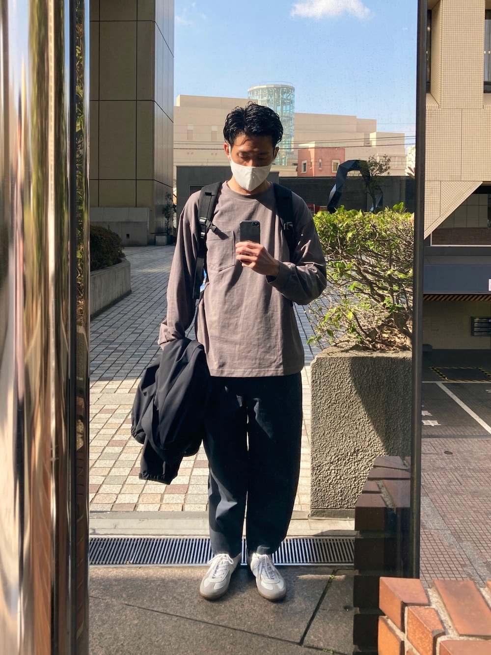 「バルーンパンツ、ヘビーウェイトT、GERMAN TRAINER、春めきシューズ、GU、ジーユー、ちょうどいい大人服、ワントーンコーデ、大人カジュアル、休日スタイル」｜「GUのアイテム（Tシャツ/カットソー、グレー系）」を使った、shuhei nakamuraさん（メンズ・171cm）の春コーディネートの1枚目の写真