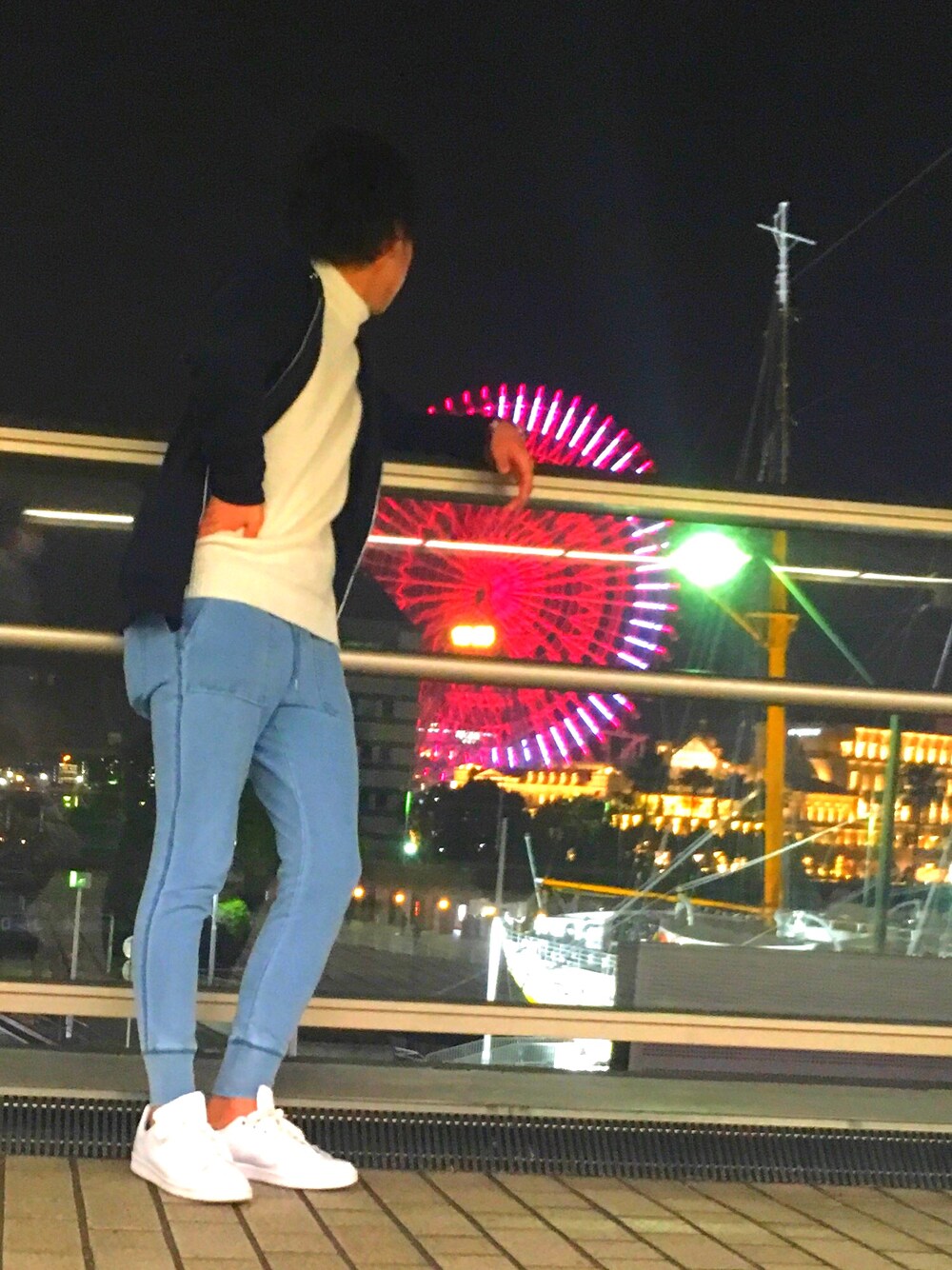ブルー系のパンツ、ホワイト系のニット/セーター、ホワイト系のスニーカーを着用したメンズの冬コーディネートの1枚目の写真