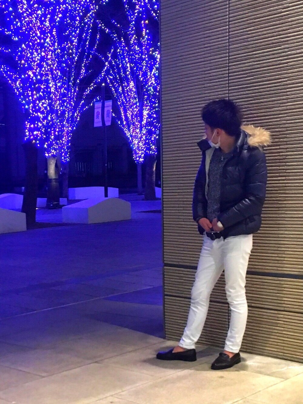 ブラウン系のモカシン/デッキシューズ、ホワイト系のその他パンツ、ブラック系のテーラードジャケットを着用したメンズの冬コーディネートの1枚目の写真