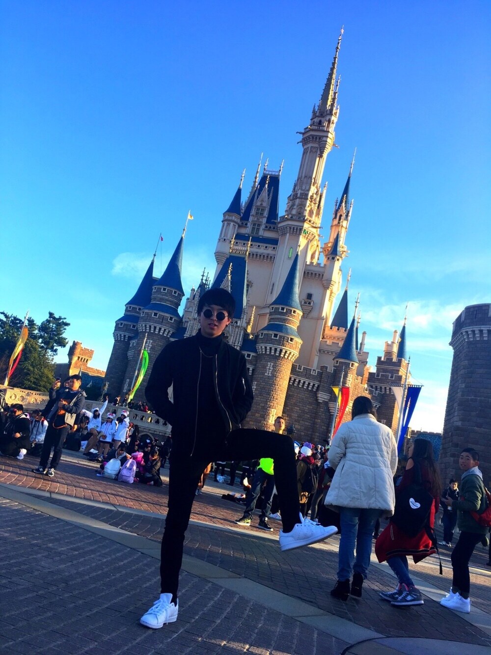 ブラック系のTシャツ/カットソー、ブラック系のデニムパンツ、ブラック系のブルゾンを着用したメンズの冬コーディネートの1枚目の写真