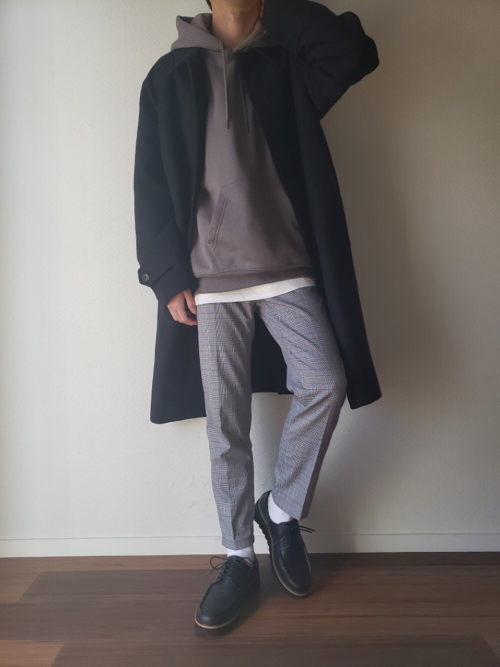 「秋冬コーデ、キレイめ、オトナカジュアル、今日のコーデ、いいね、save、フォローお願いします🤑、UNIQLO、ステンカラーコート、ロングコート、チェック」｜「UNIQLOのアイテム（ステンカラーコート、ブラック系）」を使った、あっきちさん（メンズ・164cm）の秋コーディネートの1枚目の写真