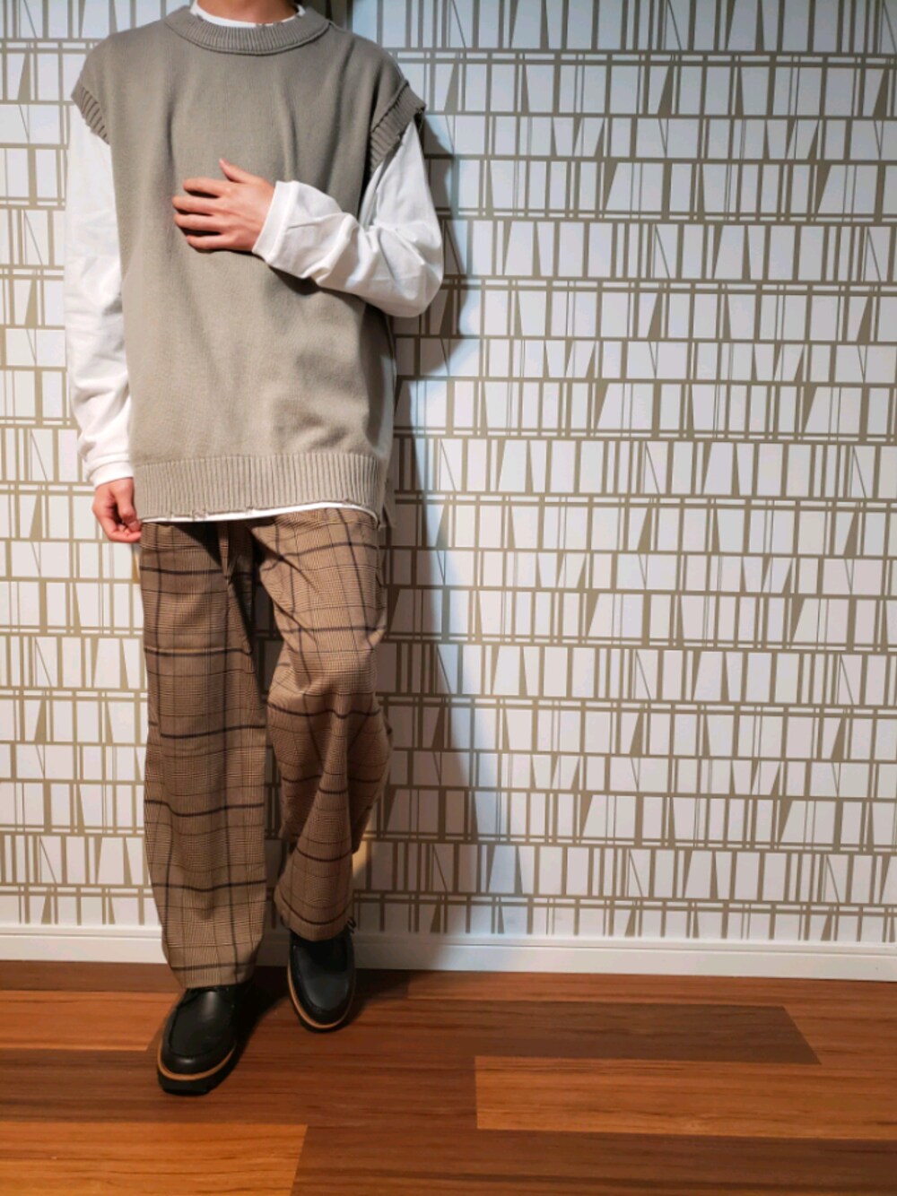 「春めきシューズ、おしゃれさんと繋がりたい、ビックシルエット、ワイドパンツ、春、ニットベスト、チェックパンツ、革靴、淡色コーデ、ダメージ」｜「RAGEBLUEの＜ベスト＆ロンTセット＞ダメージニットベスト/934872（ベスト、ベージュ系）」を使った、あっきちさん（メンズ・164cm）の春コーディネートの1枚目の写真