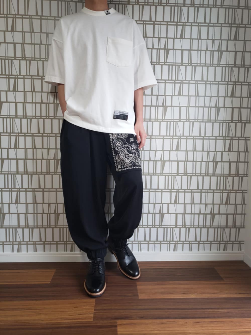 「モード、春めきシューズ、シンプルコーデ、オトナカジュアル、大人コーデ、革靴、低身長、ホワイト、バルーンパンツ、いいね、save、フォローお願いします🤑」｜「THE SHOP TK の【抗菌防臭】ポリジン加工センターラインクルーソックス（ソックス/靴下、ブラック系）」を使った、あっきちさん（メンズ・164cm）の春コーディネートの1枚目の写真