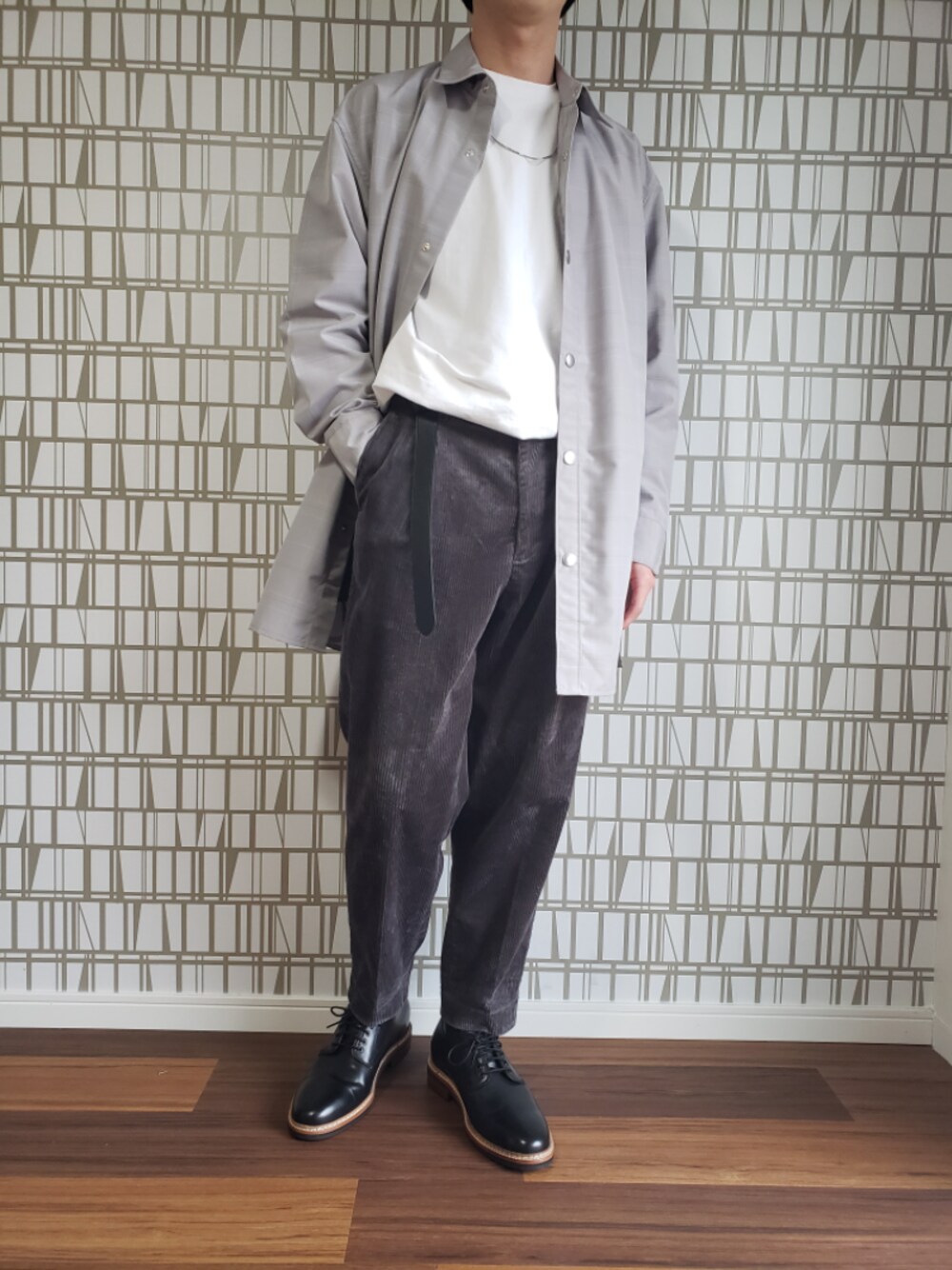 「春めきシューズ、春コーデ、いいね、save、フォローお願いします🤑、革靴、コーデュロイ、GU、タックイン、休日スタイル、淡色コーデ、プチプラ」｜「UNIQLOのクルーネックＴ（長袖）（Tシャツ/カットソー、ホワイト系）」を使った、あっきちさん（メンズ・164cm）の春コーディネートの1枚目の写真