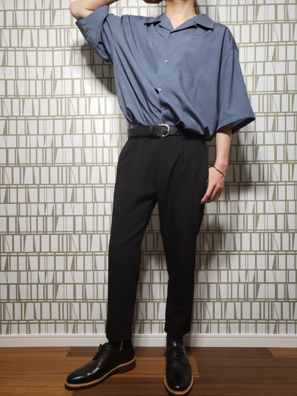 「ビッグシルエット、柄シャツ、厚底シューズ、シンプルコーデ、リネン、プチプラ、オープンカラーシャツ、低身長コーデ、カジュアルコーデ」｜「KUUUPYのKUUUPY - ベルト付きアンクルスラックス（スラックス、ブラック系）」を使った、あっきちさん（メンズ・164cm）の夏コーディネートの1枚目の写真