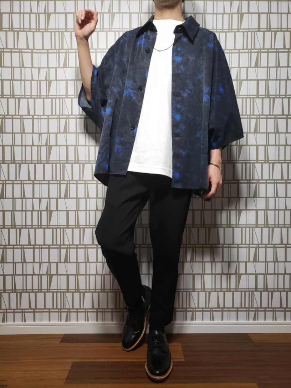 「いいね、save、フォローお願いします🤑、プチプラ、オーバーサイズ、リネン、白Tシャツ、休日スタイル、春夏コーデ、ブラック、ペイズリー、柄シャツ」｜「KUUUPYのKUUUPY - ベルト付きアンクルスラックス（スラックス、ブラック系）」を使った、あっきちさん（メンズ・164cm）の夏コーディネートの1枚目の写真