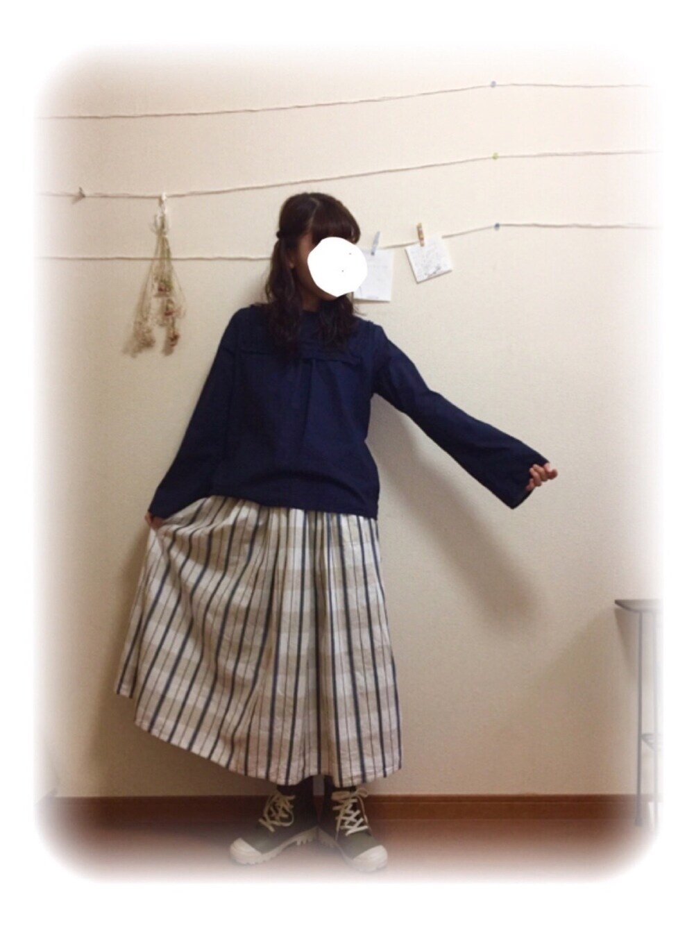 ブルー系のスカート、グリーン系のレインシューズ、ホワイト系のショルダーバッグを着用したレディースの夏コーディネートの1枚目の写真