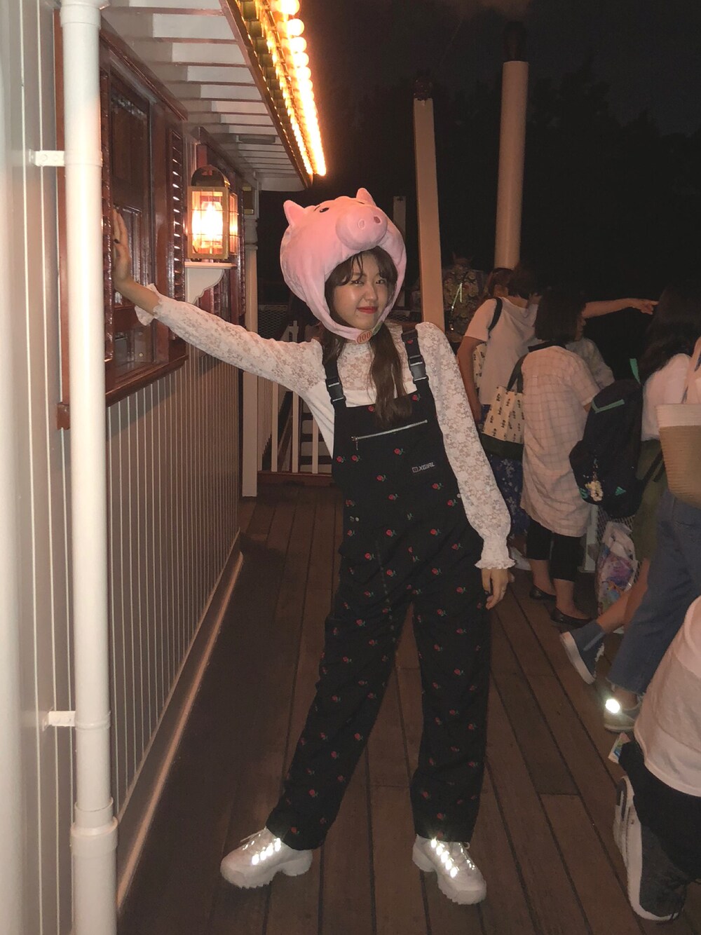 「outfit、fashion、coordinate、daily look、disney、ディズニー、x-girl、FILA、WEGO、れいなすたいる」｜「X-girlのROSE EMBROIDERY OVERALL（つなぎ/オールインワン、ブラック系）」を使った、碓井玲菜さん（レディース・162cm）の秋コーディネートの1枚目の写真