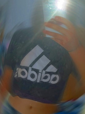 「adidas（アディダス）のアイテム（Tシャツ/カットソー、ブラック系）」を使った、yukiさん（レディース・167cm）の冬コーディネート