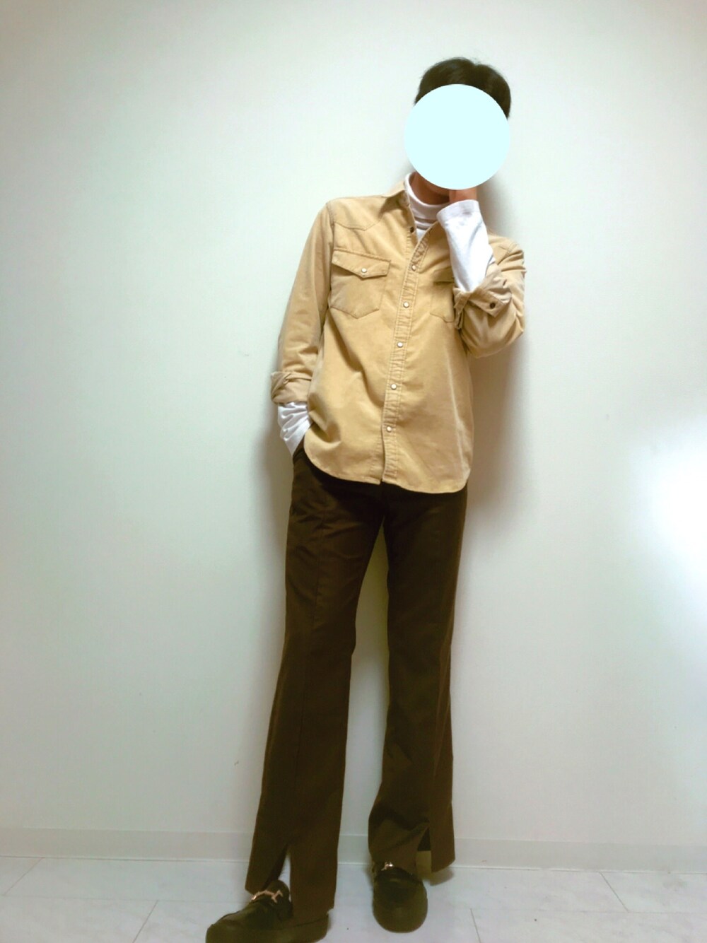 ホワイト系のTシャツ/カットソー、ベージュ系のシャツ/ブラウス、ブラウン系のその他パンツを着用したメンズの冬コーディネートの1枚目の写真