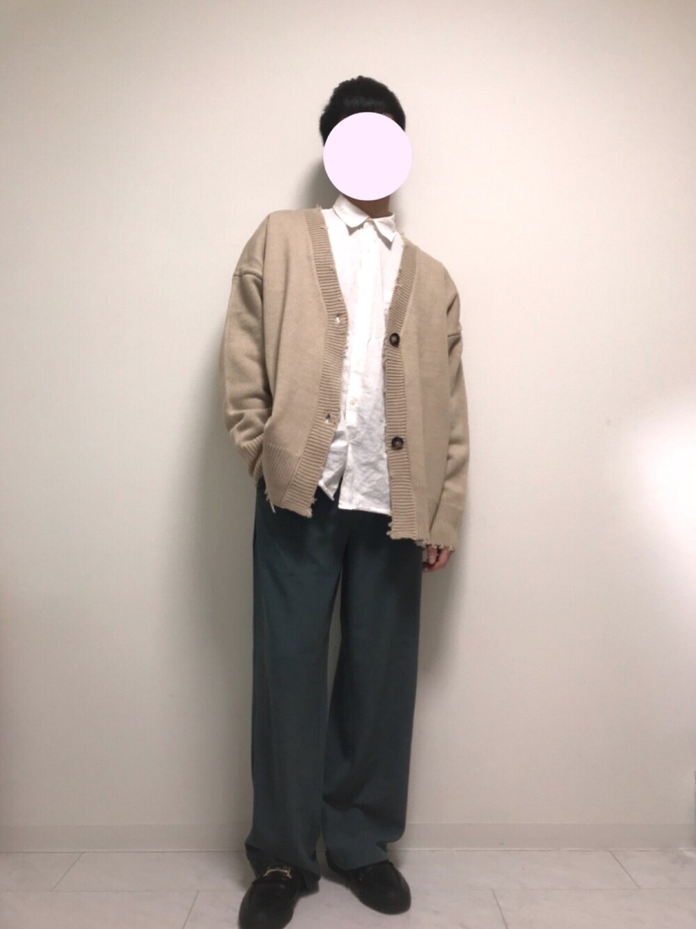 ベージュ系のカーディガン/ボレロ、ホワイト系のシャツ/ブラウス、グリーン系のスラックスを着用したメンズの冬コーディネートの1枚目の写真