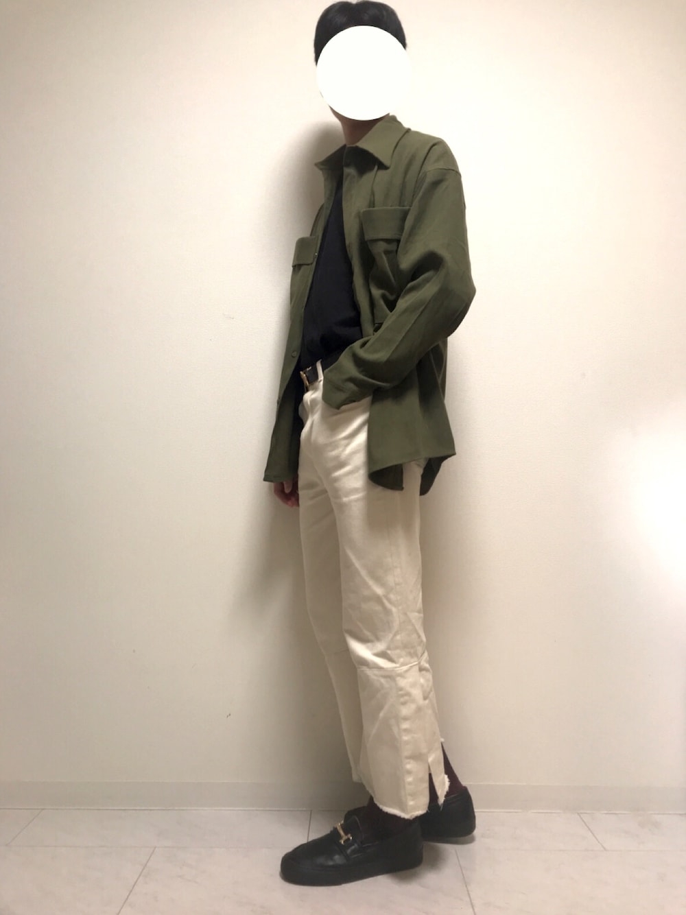 グリーン系のシャツ/ブラウス、ブラック系のTシャツ/カットソー、ホワイト系のデニムパンツを着用したメンズの冬コーディネートの1枚目の写真