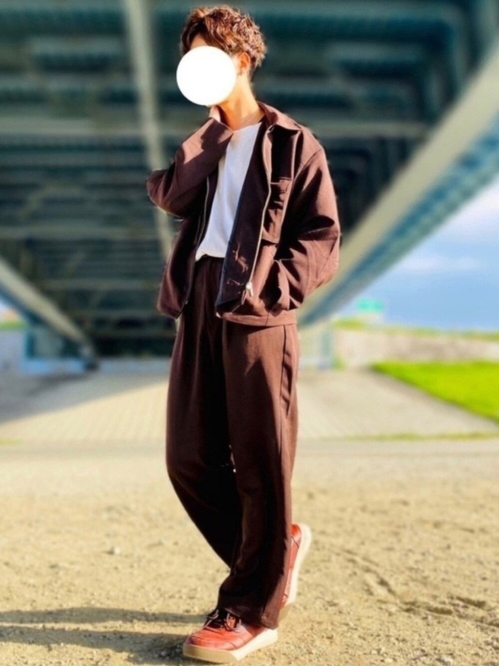 ブラウン系のセットアップ、ブラウン系のパンツ、ブラウン系のスニーカーを着用したメンズの秋コーディネートの1枚目の写真