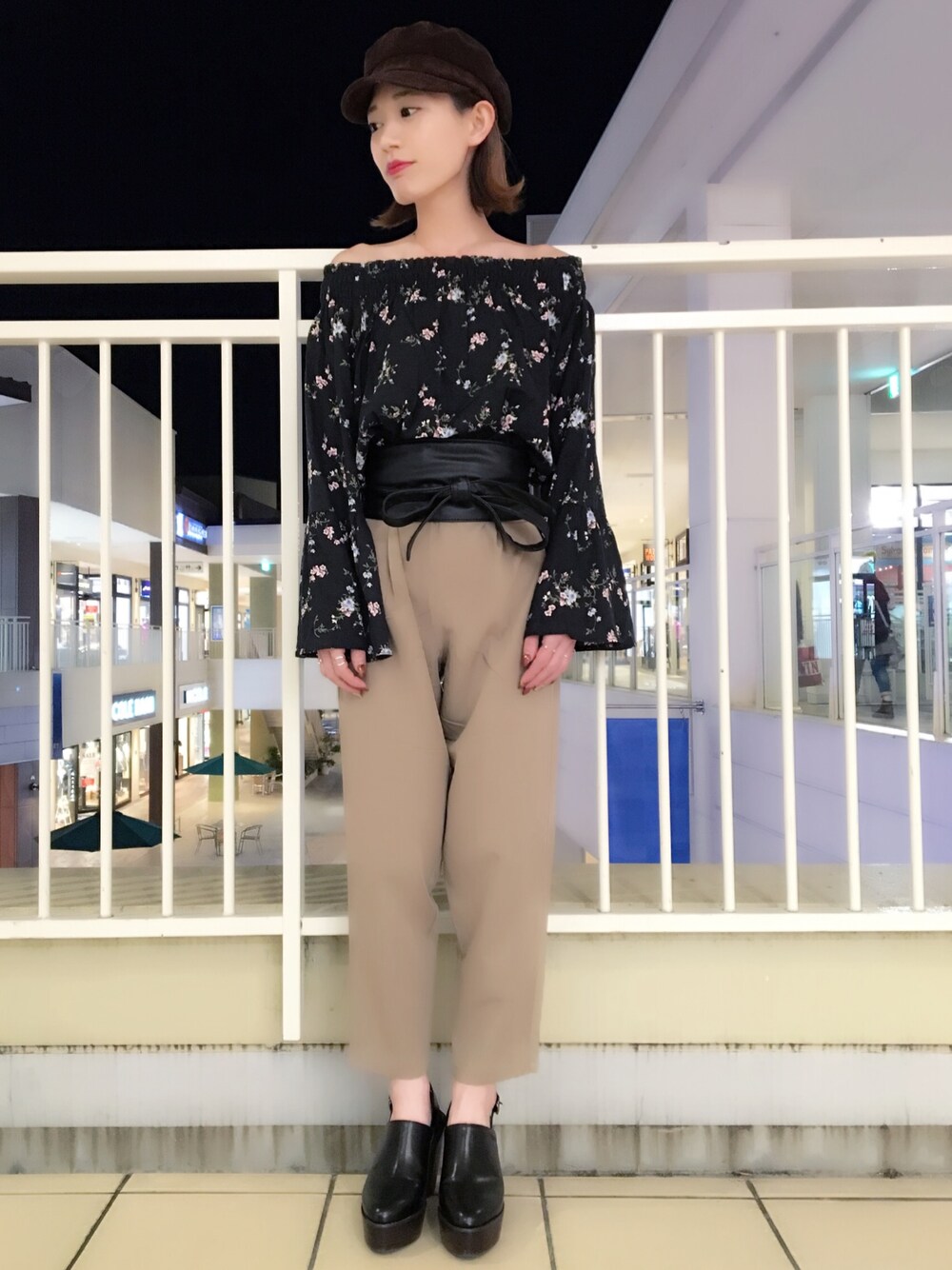 「パンツスタイル、低身長、サッシュベルト、春コーデ、オフショル、キャスケット、WEGO、大人コーデ、パンツコーデ」｜「WEGOのWEGO/スエードマリンキャスケット（キャスケット、ブラウン系）」を使った、asamiiさん（レディース・148cm）の冬コーディネートの1枚目の写真