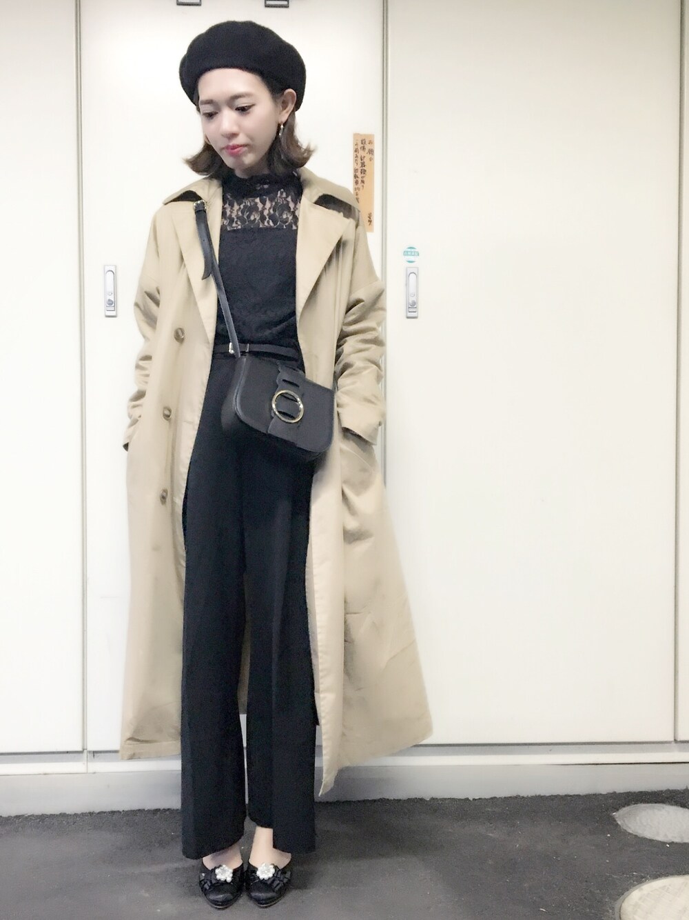 「シンプル、パンツスタイル、キレイめ、ブラック、パンプス、トレンチコート、ショルダーバッグ、大人コーデ、オトナ女子、レース」｜「SENSE OF PLACE by URBAN RESEARCHの3カラーフープイヤリング（イヤリング、ブルー系）」を使った、asamiiさん（レディース・148cm）の春コーディネートの1枚目の写真