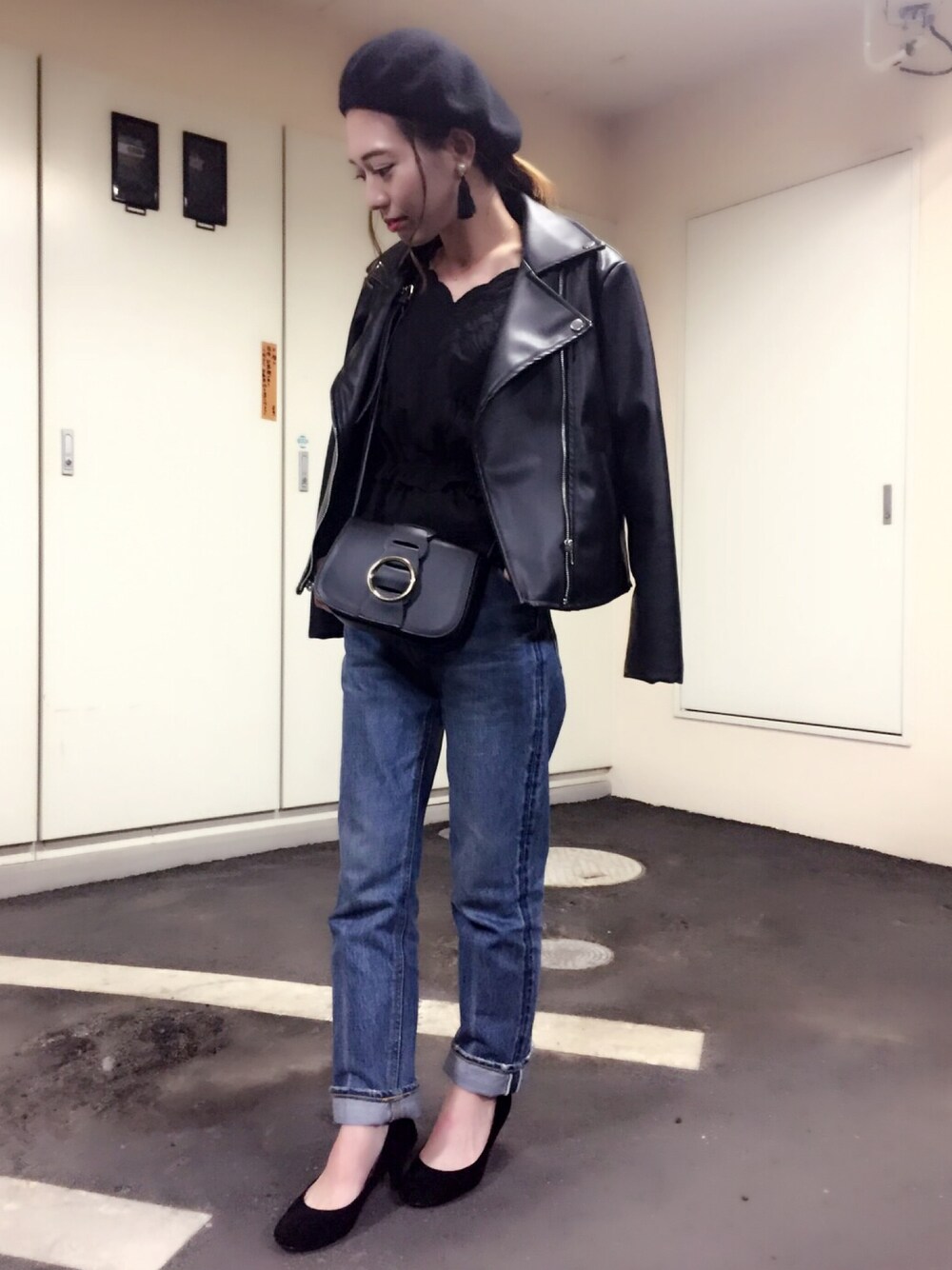 「春コーデ、オトナカジュアル、パンツスタイル、ブラウス、バルーンスリーブ、ライダースジャケット、パンプス、デニムパンツ、denim、ショルダーバッグ」｜「Heatherのパールタッセルイヤリング 746561（イヤリング、ブラック系）」を使った、asamiiさん（レディース・148cm）の春コーディネートの1枚目の写真