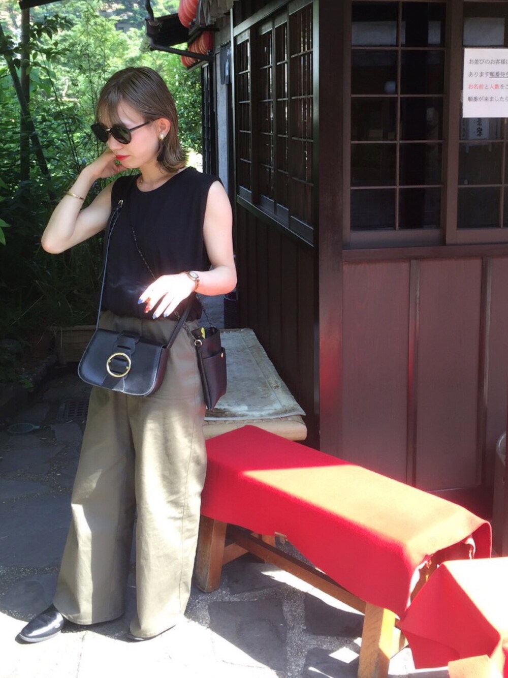 「夏コーデ、大人カジュアル、ブラック、カーキ、夏、休日スタイル、moussy、ワイドパンツ、シンプル、オトナカジュアル」｜「MOUSSYのShoulder Tuck Loose Tank（タンクトップ、ブラック系）」を使った、asamiiさん（レディース・148cm）の夏コーディネートの1枚目の写真