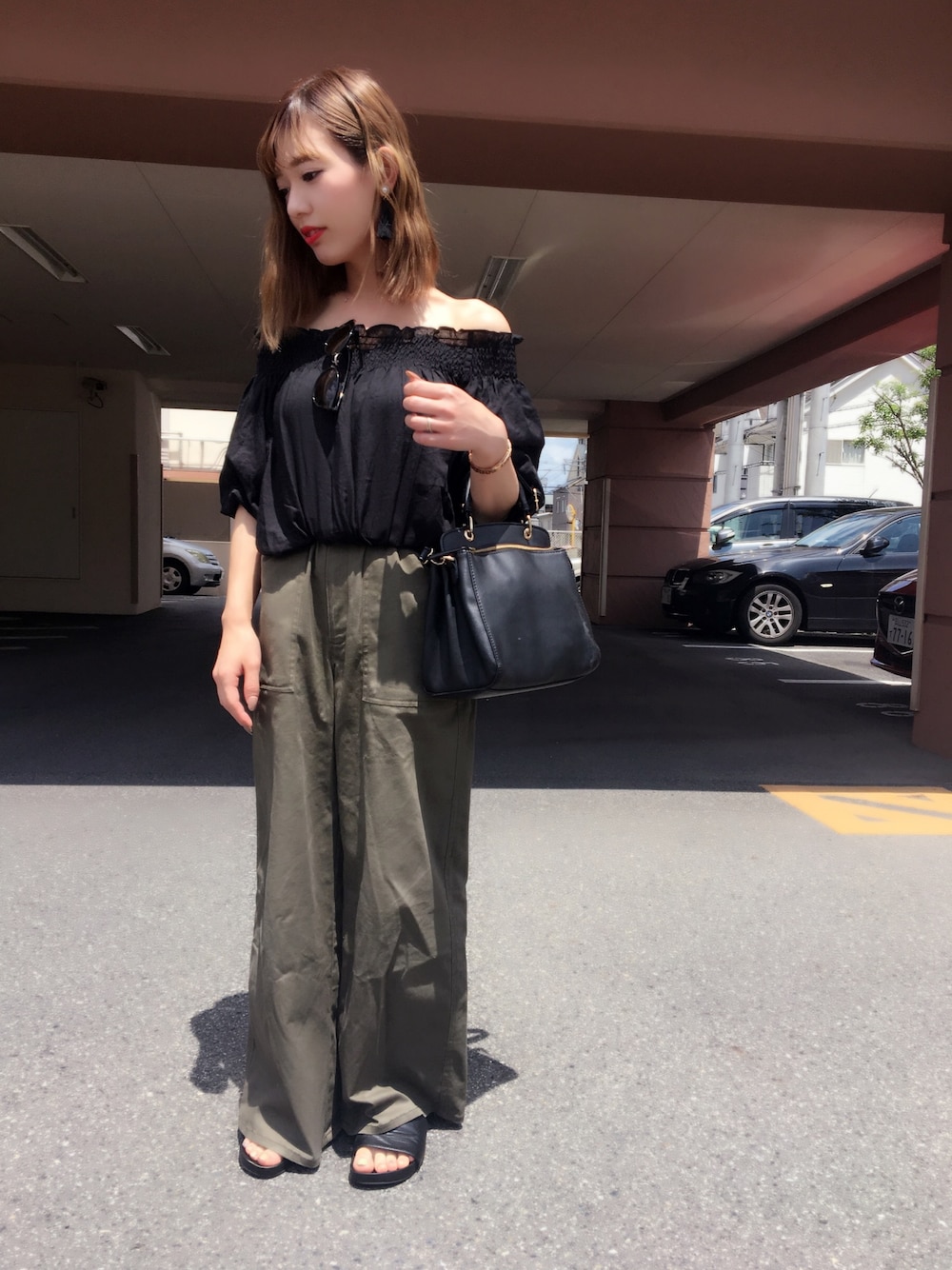 「シンプル、休日コーデ、プチプラコーデ、WEGO、ベイカーパンツ、オフショル、オフショルダー、ワイドパンツ、夏」｜「WEGOのWEGO/シャーリングオフショルブラウス（シャツ/ブラウス、ブラック系）」を使った、asamiiさん（レディース・148cm）の夏コーディネートの1枚目の写真