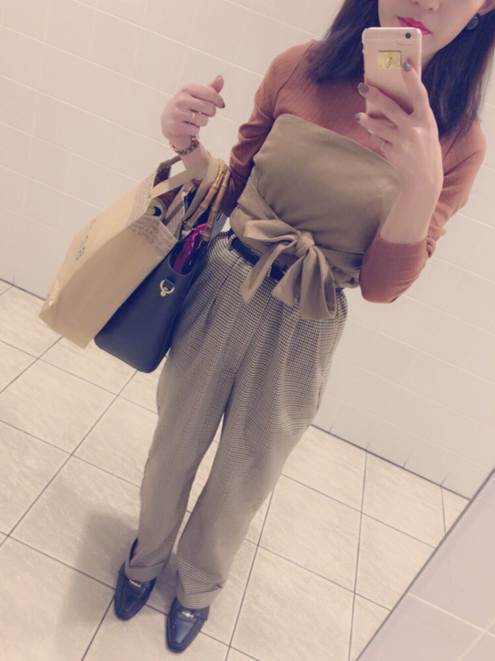 「大人カジュアル、UNIQLO、シンプル、ビスチェ、チェック、チェックパンツ、プチプラ、通勤コーデ、オトナ女子、リブT」｜「UNIQLOのリブハイネックT（長袖）（Tシャツ/カットソー、ブラウン系）」を使った、asamiiさん（レディース・148cm）の秋コーディネートの1枚目の写真