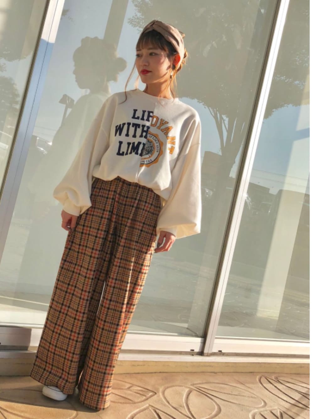 「秋コーデ、低身長、プチプラ、オーバーサイズ、ワイドパンツ、converse、ゆるコーデ、チェック、カジュアル、スニーカーコーデ」｜「WEGOのWEGO/リメイクカレッジスウェット（スウェット、ホワイト系）」を使った、asamiiさん（レディース・148cm）の秋コーディネートの1枚目の写真
