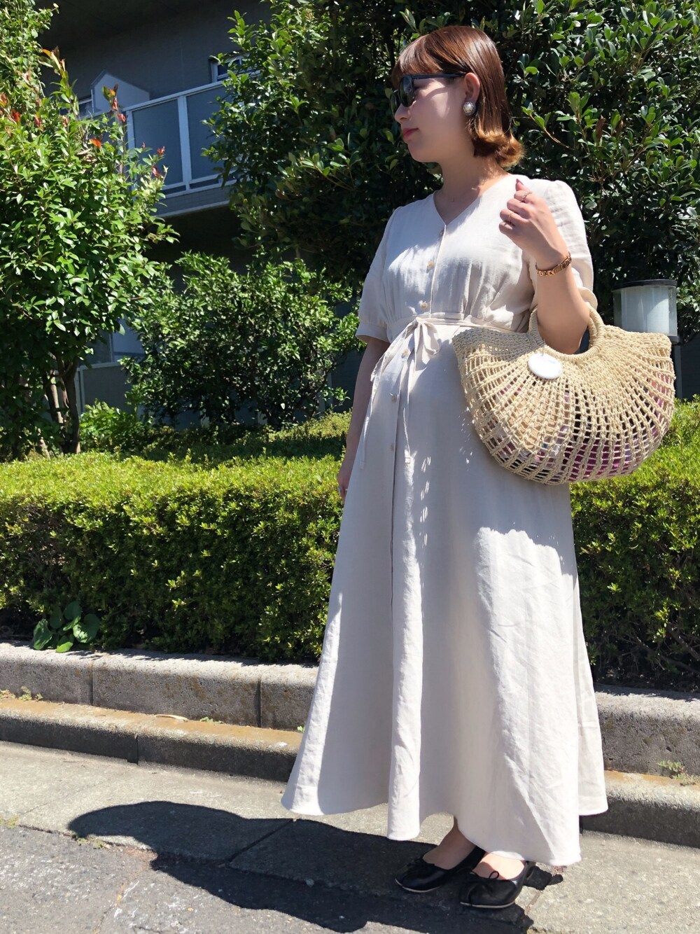 「シンプルコーデ、低身長、かごバッグ、ワンピース、足袋、足袋バレエ、バレエシューズ、リネンワンピース、マタニティ、マタニティコーデ」｜「LibertyDollのSNSでも話題♪痛くない疲れない歩きやすい！機能性抜群のシンプルで合わせやすいフラットタビバレエパンプス/5579（バレエシューズ、ブラック系）」を使った、asamiiさん（レディース・148cm）の夏コーディネートの1枚目の写真