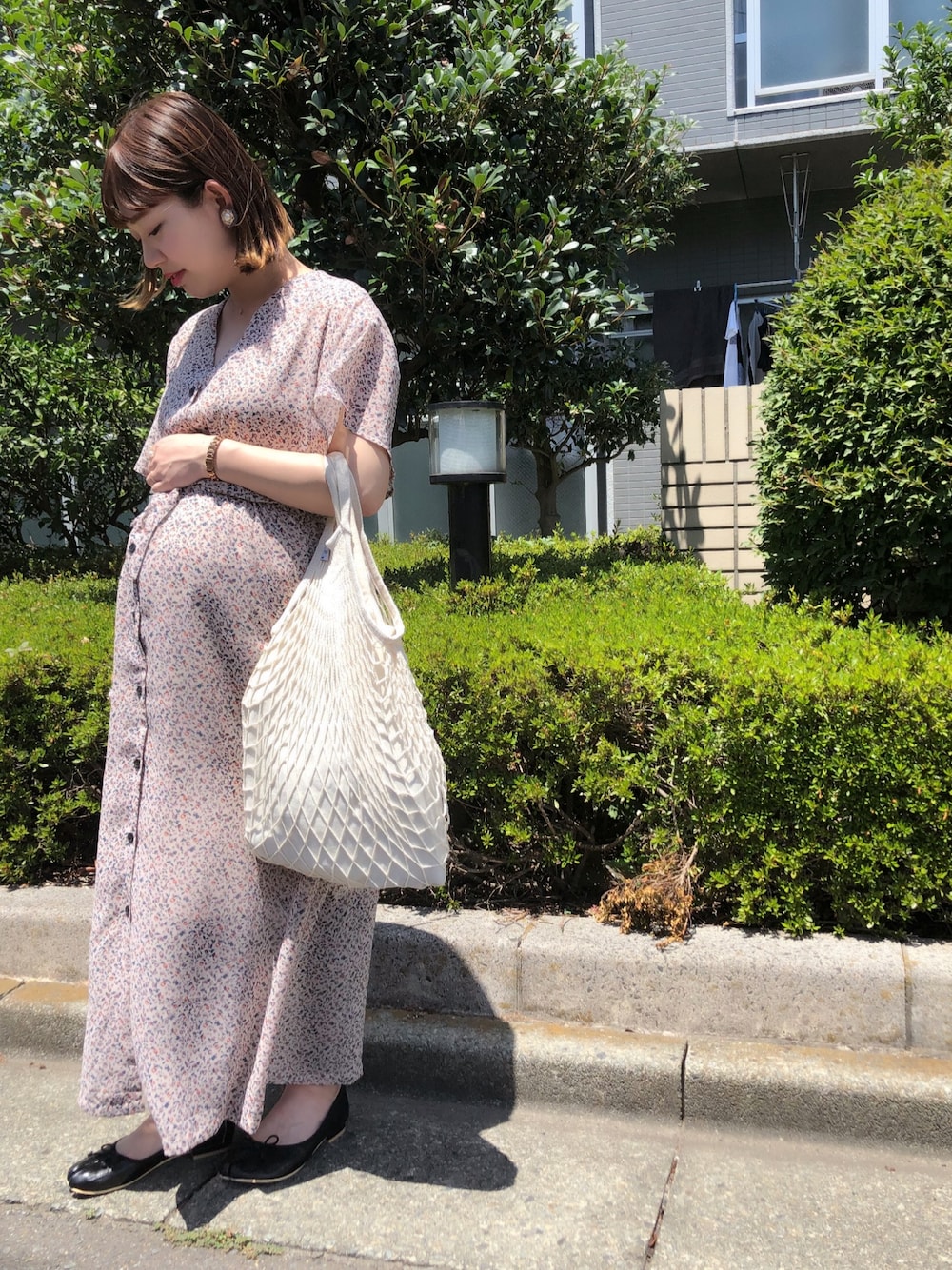 「Kastane、ネットバッグ、足袋バレエ、マタニティ、マタニティコーデ、花柄ワンピース、ワンピース、バレエシューズ、ラフ、夏コーデ」｜「Kastaneの花柄シフォンワンピ―ス（ワンピース、ホワイト系）」を使った、asamiiさん（レディース・148cm）の夏コーディネートの1枚目の写真